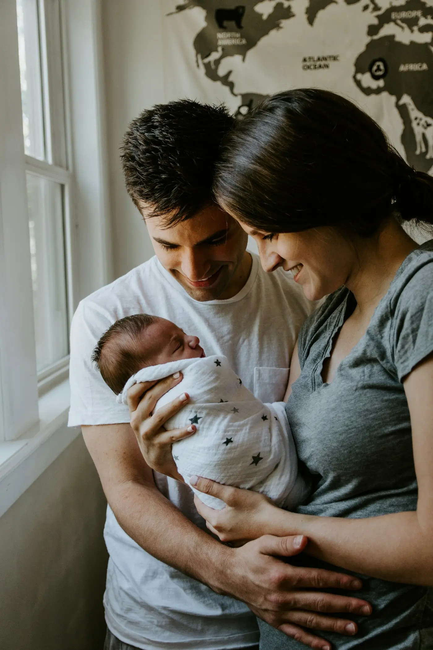 Padres con su bebé recién nacido en brazos