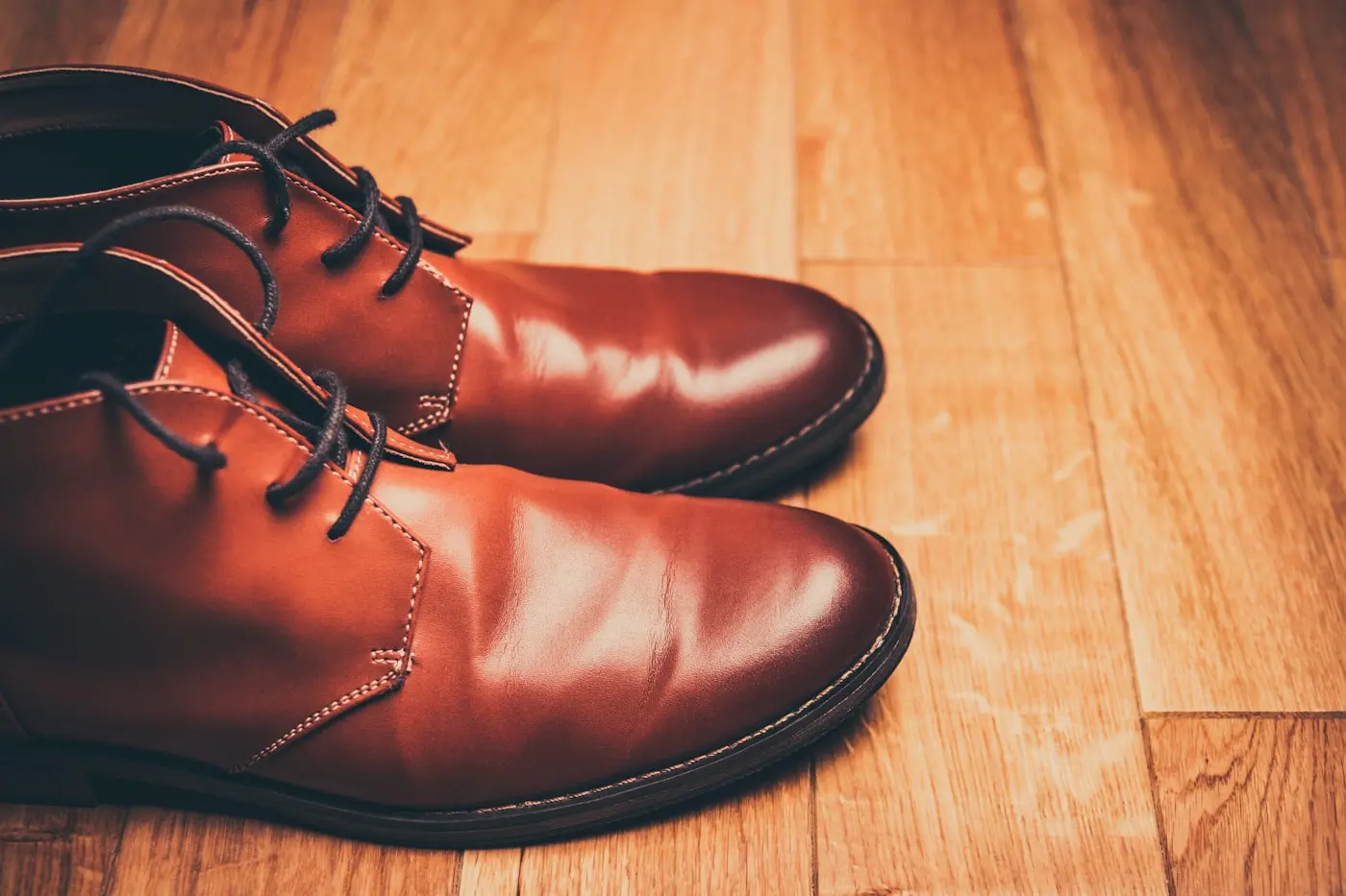 Zapatos de piel artesanales sobre suelo de madera, guiño a la industria del calzado de Elda